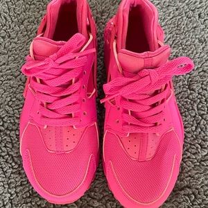 Girls Nike Huaraches.